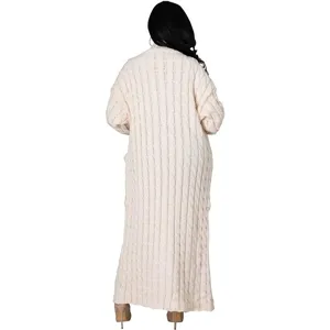 Gedetailleerd overzicht van dames lange kabeltrui vest jas, gezellige relaxte stijl.