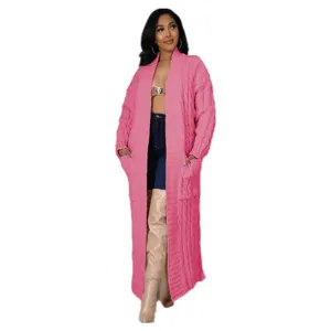 Lange roze kabelgebreide vest voor dames, losse comfortabele trui met handige zakken.