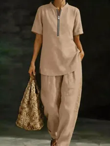 Vista dettagliata del set casual da donna con top a maniche corte e pantaloni lunghi abbinati.