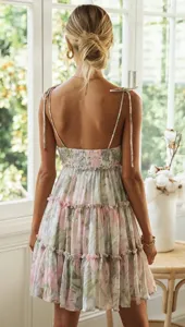 Robe d'été florale à bretelles vue de dos, mettant en valeur les liens et volants superposés.