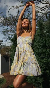 Robe longue à bretelles à imprimé floral et volants, idéale pour vos vacances d'été.
