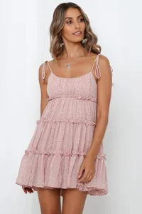 Robe nuisette à étages imprimé floral rose, détail style vacances d'été parfait.