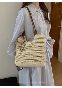Borsa tote traforata beige abbinata a un abito estivo, accessorio casual chic da spiaggia.