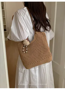 Dettaglio borsa tote in paglia intrecciata a mano con estetica retro minimalista
