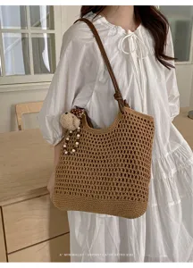 Donna che indossa una borsa tote in maglia intrecciata marrone in stile retrò chic