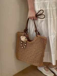 Borsa tote in paglia lavorata a maglia traforata per l'estate con ciondolo a orsetto