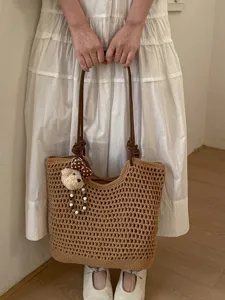 Borsa tote estiva in maglia traforata con ciondolo a orsetto per spiaggia e ufficio