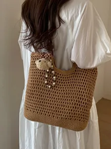 Borsa tote casual in maglia traforata per la spiaggia estiva con ciondolo a orsetto