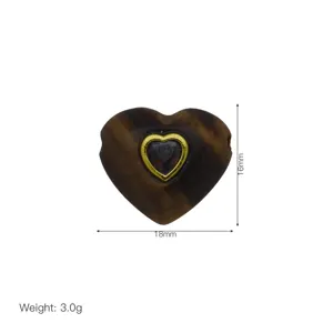 Herzförmiger Naturstein Anhänger mit rotem Zirkon Goldrand, elegantes Schmuckstück für Damen