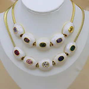 Gros plan d'un collier multicouche plaqué or 18k avec zirconias colorés et perles
