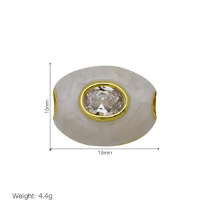 Vue détaillée d'une perle charmes ovale effet marbre avec zircon central et finition or.
