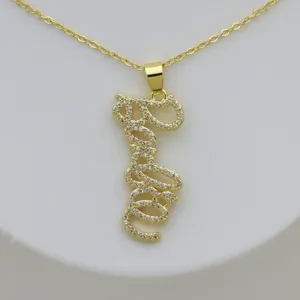 Collana con ciondolo a lettera verticale in oro placcato con zirconi pavè chic