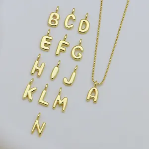 Collana con ciondolo lettera alfabeto gonfio oro dettaglio primo piano, accessorio hip hop.