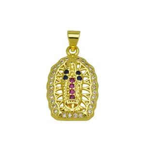 Pendente in rame placcato oro 18K con zirconi colorati e design religioso traforato chic.