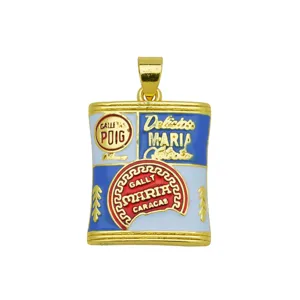 Colgante de collar de metal dorado esmaltado con diseño de bolsa de snacks retro colorida.