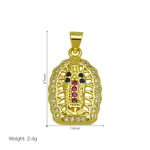 Ciondolo religioso placcato in oro con brillanti pietre di zircone, dettaglio 27x14mm.