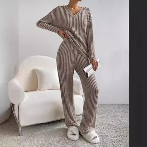 Γυναικείο casual σετ δύο τεμαχίων με πλεκτό τοπ με ribς και ίσιο παντελόνι μόδας
