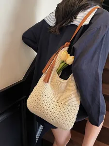 Bolso de hombro de ganchillo hecho a mano con diseño floral calado y borla de cuero
