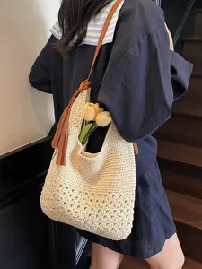 Bolso de hombro de ganchillo crema con motivo floral calado y borla marrón