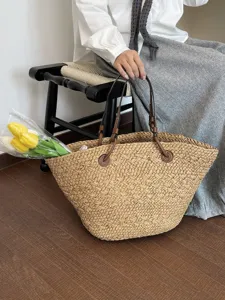 Stilvolle große Stroh-Tragetasche für Strand und Sommer mit Riemen in Lederoptik.