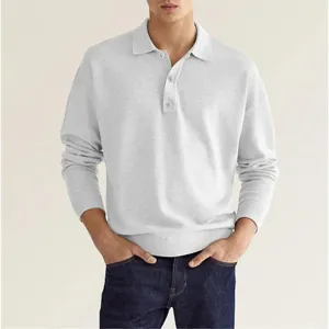 Detail opname van het heren poloshirt met lange mouwen en gebreide stof met klassieke kraag en knopen.