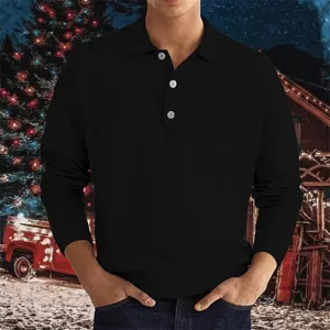 Gedetailleerd overzicht van zwart heren polo met lange mouwen in winters tafereel.