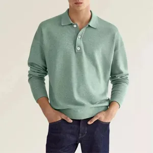 Gedetailleerd uitzicht van heren lange mouw gebreide poloshirt in groen met knopen.
