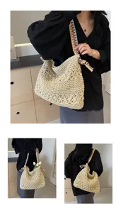 Detailansicht der gewebten Stroh-Hobo-Tasche für Damen mit buntem Gurt und Lochmuster