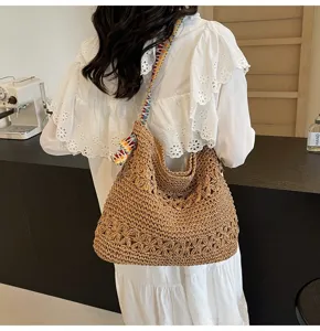 Große hohle Stroh-Strandtasche am Modell auf der Schulter für den Freizeitgebrauch