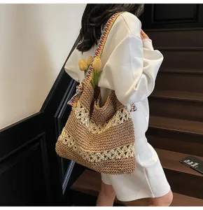 Detailansicht einer gewebten Strohtasche mit hohlem Blumenmuster und buntem Riemen