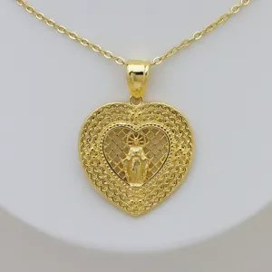 Primo piano macro del ciondolo a cuore placcato oro 18K con rilievo della Vergine Maria