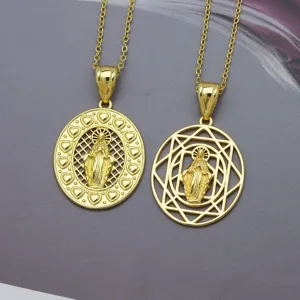 Primo piano di ciondoli placcati oro 18K con rilievo 3D e motivo a cuori