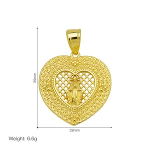 Primo piano di ciondolo a cuore placcato oro 18K con rilievo Vergine Maria, 39x28mm.