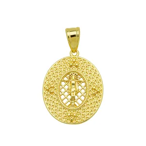 Dettaglio di un ciondolo ovale placcato oro 18K con figura religiosa 3D e maglia traforata