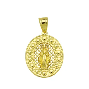 Vista dettagliata di un ciondolo ovale placcato oro 18K con rilievo religioso e cuori