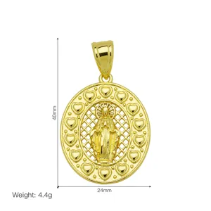 Dettaglio del pendente religioso ovale placcato oro 18k con maglia a cuore cava