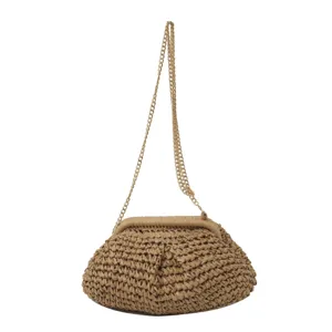 Elegante borsa a conchiglia in paglia intrecciata color cuoio con tracolla a catena dorata
