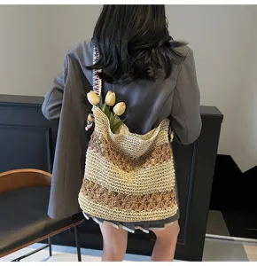 Detailansicht einer handgewebten Strohtasche mit komplizierten Häkelmustern und Blumen