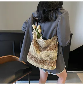 Detailansicht der gewebten Stroh-Tasche mit filigranen Hohlmustern im Strandstil
