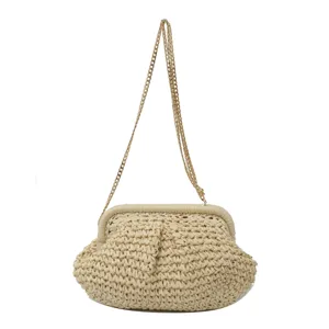 Elegante borsa in paglia intrecciata a mano beige a forma di conchiglia con catena