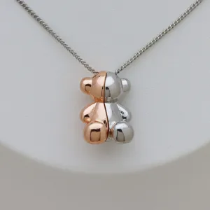 Nahaufnahme der zweifarbigen magnetischen Teddybär-Halskette in Roségold und Silber