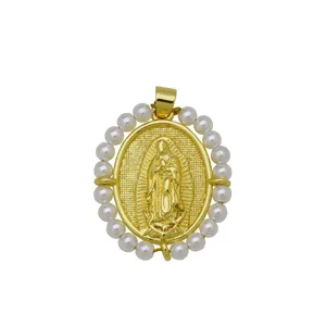 Detalle macro del colgante ovalado relieve Virgen María con borde de perlas en oro 18k
