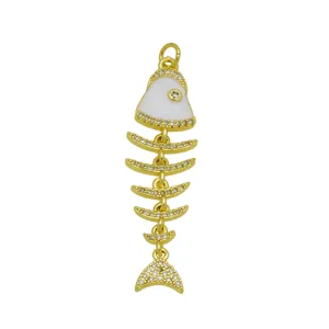 Vista detallada del colgante de espina de pescado chapado en oro 18K con circón y esmalte.