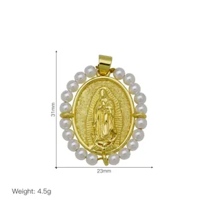 Detalle macro del colgante ovalado de la Virgen María bañado en oro 18k con borde de perlas