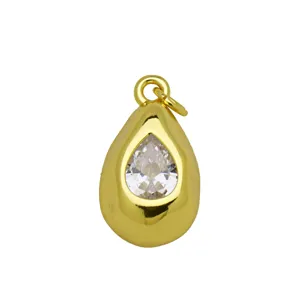 Vue détaillée du pendentif goutte en cuivre plaqué or 18K avec zircone cubique brillant