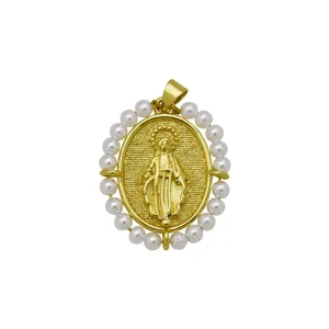 Vista detallada del colgante de la Virgen María bañado en oro de 18k con borde de perlas
