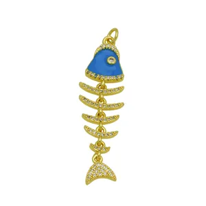 Detalle de un lujoso colgante de espina de pescado dorado con esmalte azul y piedras de circón