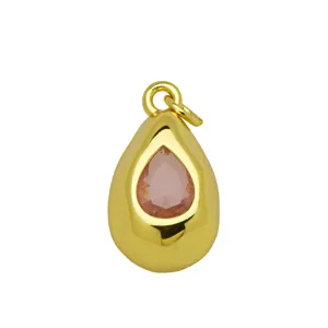 Vue détaillée du pendentif en forme de larme avec zircon rose et plaqué or 18 carats
