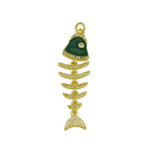 Primer plano de un colgante de espina de pescado chapado en oro 18K con esmalte verde y circonita