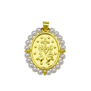 Vista macro del colgante ovalado en relieve bañado en oro 18k con borde de perlas blancas